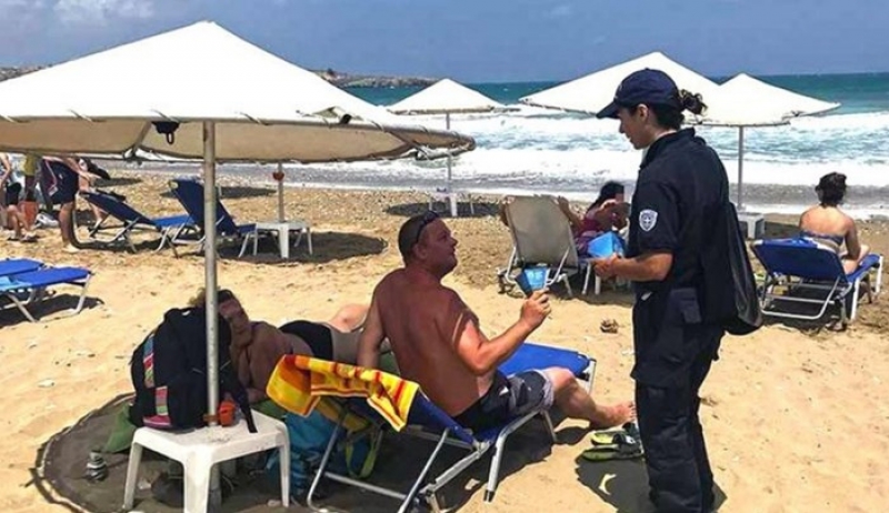 Μοίρασαν σταχτοδοχεία στους λουόμενους, για να μη «φυτεύουν» τις γόπες τους