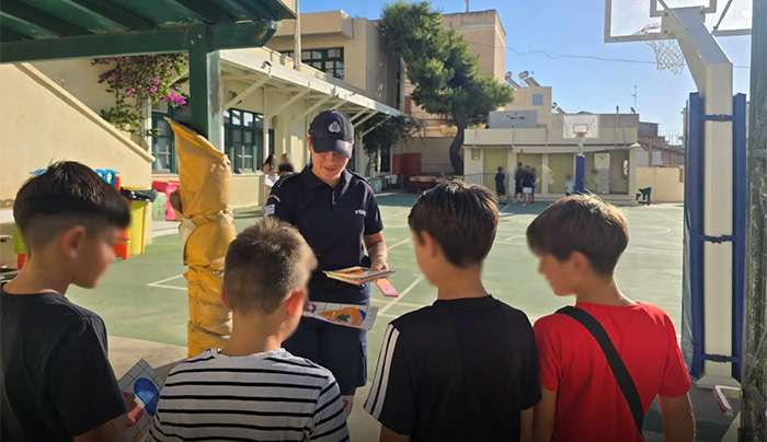 Ενημερωτικά φυλλάδια οδικής ασφάλειας διανεμήθηκαν από αστυνομικούς σε γονείς και μαθητές σχολείων στο Νότιο Αιγαίο