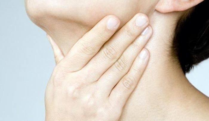 Καρκίνος θυρεοειδούς: Πώς να κάνετε την αυτοεξέταση που μπορεί να σώσει τη ζωή σας (ΒΙΝΤΕΟ)
