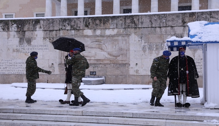 Αλλαγή φρουράς εν μέσω κακοκαιρίας -Φορούν τον βαθυκύανο ντουλαμά οι Εύζωνες [βίντεο]