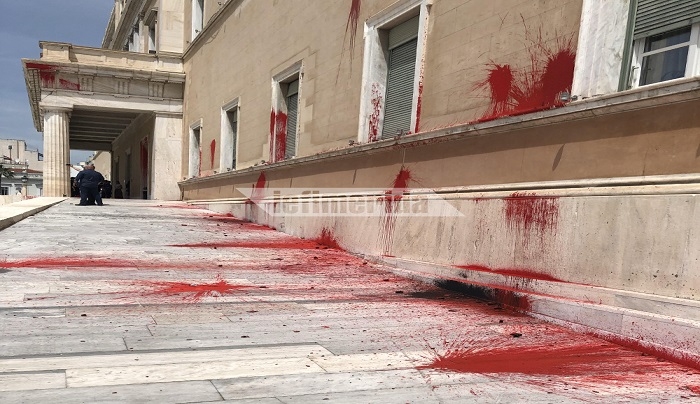 Σάλος από την επίθεση Ρουβίκωνα στον ναό της Δημοκρατίας