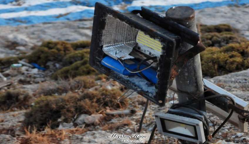 Πόθια Καλύμνου: Βανδάλισαν και έκλεψαν το σύστημα φωτισμού της Ελληνικής σημαίας