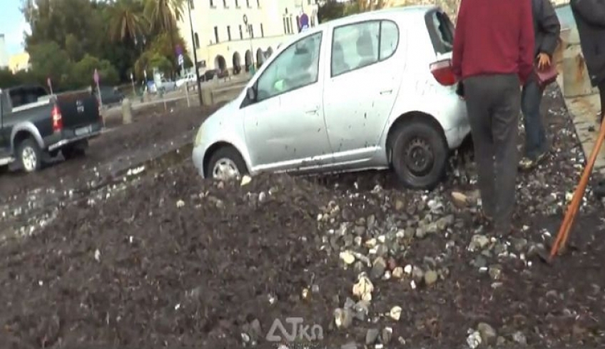 ΘΑΦΤΗΚΑΝ ΣΤΙΣ ΠΕΤΡΕΣ ΚΑΙ ΣΤΑ ΦΥΚΙΑ ΤΑ ΑΥΤΟΚΙΝΗΤΑ ΣΤΗΝ ΣΚΑΛΑΤΟΥ ΠΟΛΕΜΙΚΟΥ – ΕΣΠΑΣΑΝ ΤΟ ΠΑΡΜΠΡΙΖ ΑΥΤΟΚΙΝΗΤΟΥ