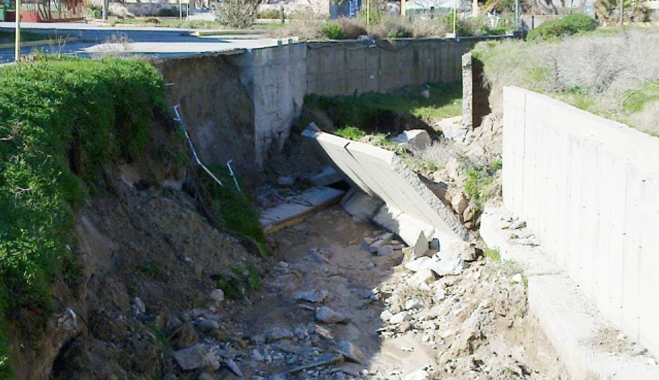 Διαμαρτυρία για παράνομη μετατόπιση γεφυριού στη Κέφαλο: «Πλημμυρίζουν τα σπίτια μας όποτε βρέχει»