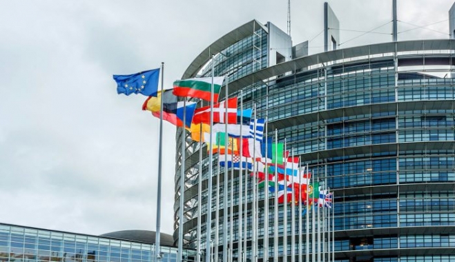 Σε διαθεσιμότητα ο επικεφαλής του γραφείου ενημέρωσης του Ευρωκοινοβουλίου στην Αθήνα και δύο συνεργάτες
