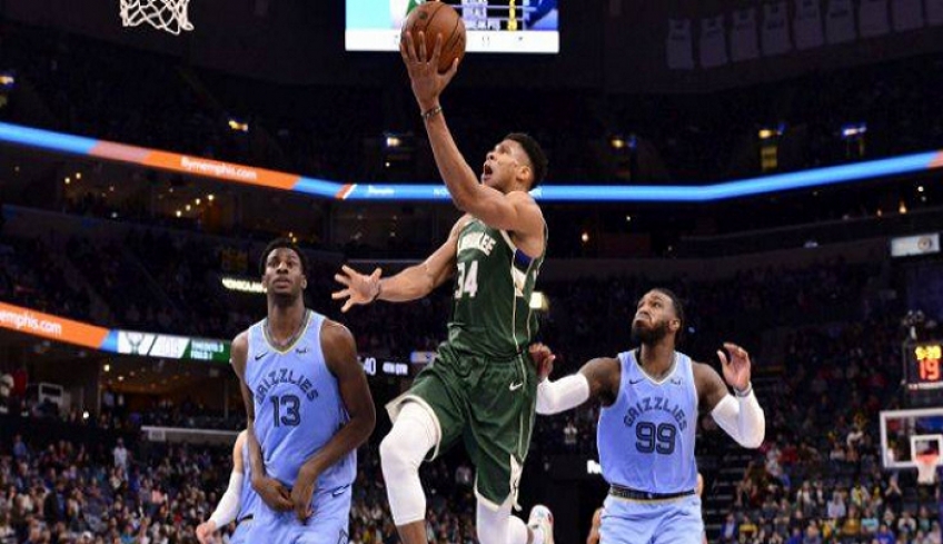 NBA: Σόου Αντετοκούνμπο, σούπερ κάρφωμα και τσαμπουκάδες [βίντεο]