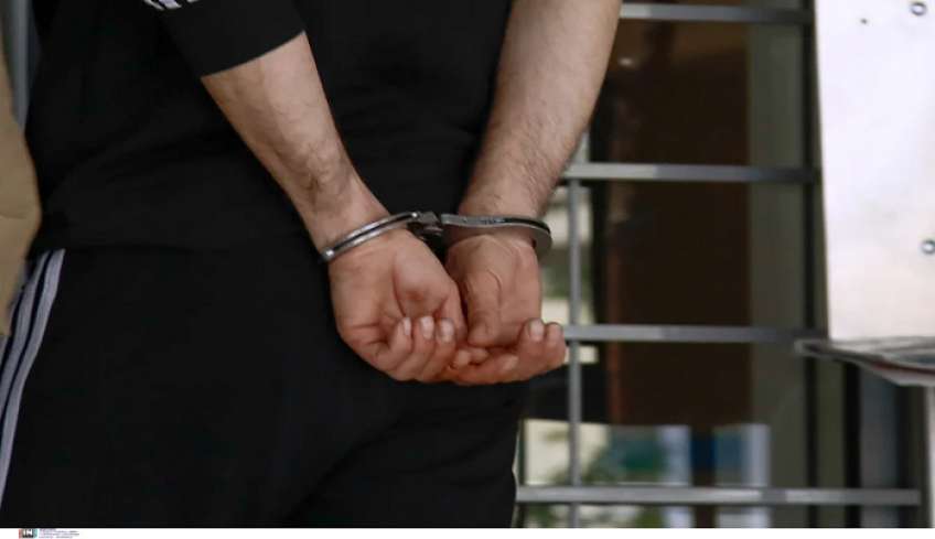 Χειροπέδες σε αστυνομικό διοικητή κοσμοπολίτικου νησιού: Η «επιχείρηση» που είχε στήσει για την τουριστική σεζόν