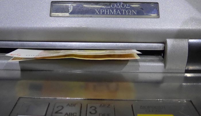 Χαράτσια, πρόστιμα και κατασχέσεις λογαριασμών – Η νέα “τσιμπίδα” της εφορίας