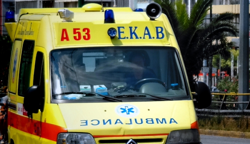 Στέλνουν 47 διασώστες του ΕΚΑΒ από τα ασθενοφόρα σε γραφεία!