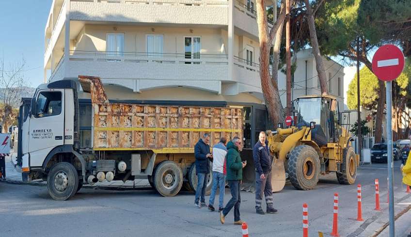 Άλλο ένα δέντρο απομακρύνεται στη Βενιζέλου, το οποίο άγγιξε σε πέργκολα καταστήματος υγειονομικού ενδιαφέροντος