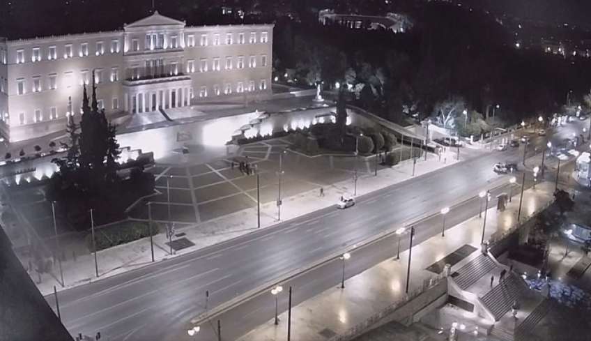 Συναγερμός στο Σύνταγμα: Ένοπλος με καραμπίνα απειλούσε να ανοίξει πυρ - Αφοπλίστηκε και συνελήφθη από τα ΕΚΑΜ