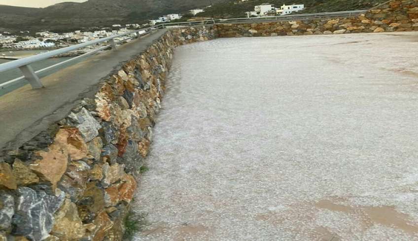 Το “έστρωσε” στην Τήλο – Ισχυρή χαλαζόπτωση έντυσε στα λευκά το νησί