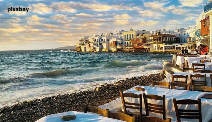 Μύκονος: Στη Δικαιοσύνη προσφεύγουν οι δυο τουρίστριες που πλήρωσαν «χρυσό» ένα πιάτο καβουροπόδαρα