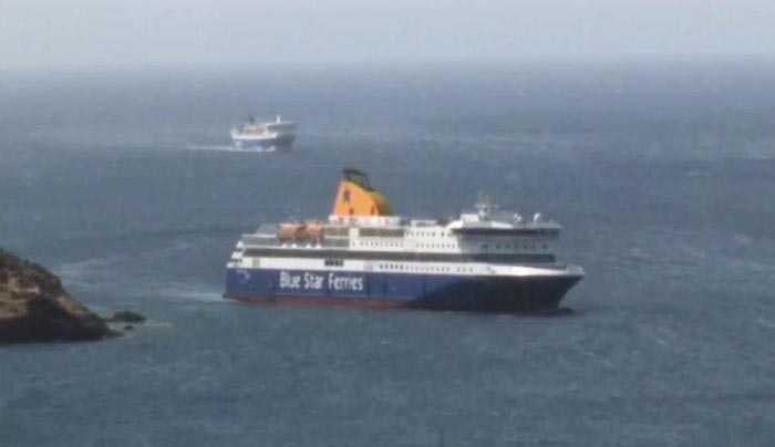 Αποκολλήθηκε το «Blue Star Patmos»: Στην Ιο για να βγουν ΙΧ και φορτηγά