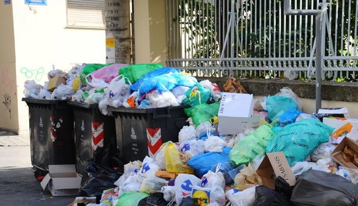 Με τους δημότες ή με τους εργολάβους;  Ποιος θα κερδίζει από τα απορρίμματα;
