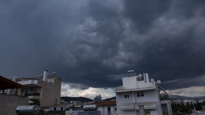 Καιρός σήμερα: Ισχυρά φαινόμενα σε όλη τη χώρα – Μικρή πτώση της θερμοκρασίας με χιονοπτώσεις στα ορεινά