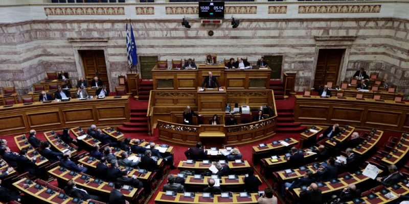 Η Βουλή θα «υιοθετήσει» τα ανήλικα παιδιά του Σμηναγού Γιώργου Μπαλταδώρου
