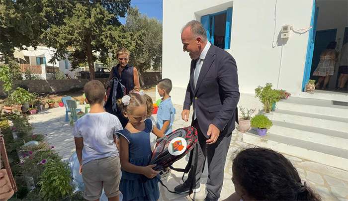 Μια ξεχωριστή ημέρα για την Ψέριμο: Έξι παιδιά στο σχολείο, ελπίδα για το μέλλον του νησιού – Στον Αγιασμό ο Γιάννης Παππάς.