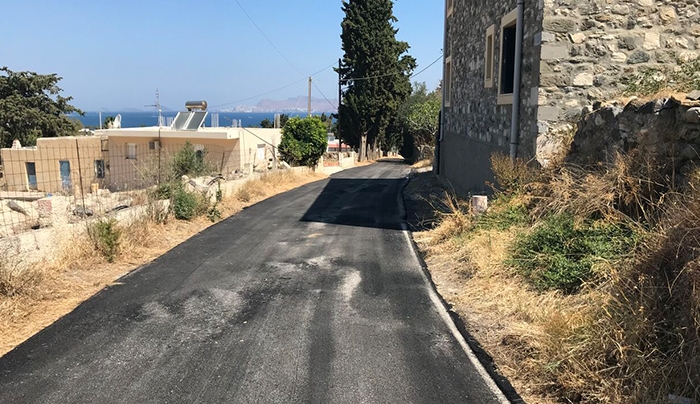 Η Κως αλλάζει και προχωρά μπροστά με έργα. Νέες ασφαλτοστρώσεις που βελτιώνουν το οδικό δίκτυο του νησιού και κλείνουν πληγές που έρχονται από το χθες
