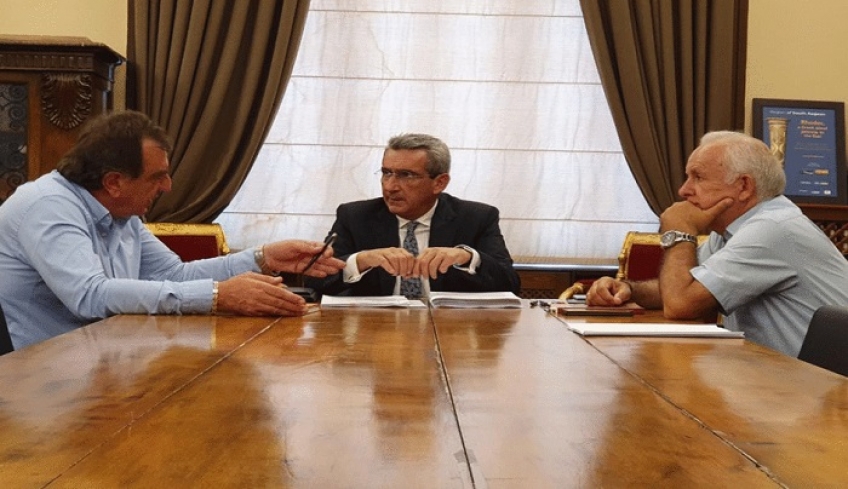 Συνεργασία του περιφερειάρχη,  με τους δήμαρχο Θήρας, Αντώνη Σιγάλα και περιφερειακό σύμβουλο Π.Ε. Θήρας, Χαράλαμπο Δαρζέντα