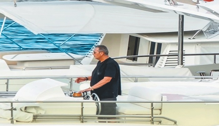 Γιαούρτια κατά του σκάφους του Π. Καμμένου στη Μήλο