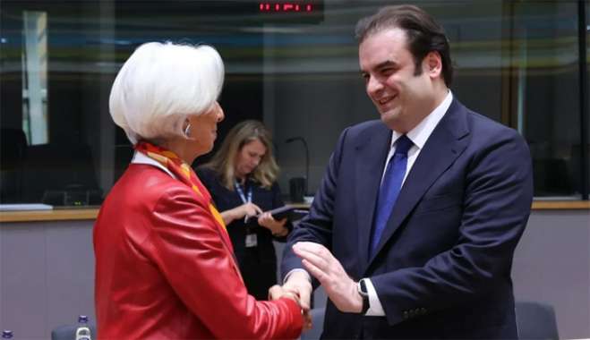 Η πρόεδρος της ΕΚΤ, Κριστίν Λαγκάντ, συγχαίρει τον Κυριάκο Πιερρακάκη, στο Eurogroup που τον εξέλεξε πρόεδρό του  ΥΠΕΘΟ