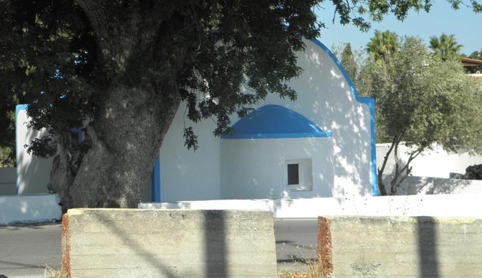 Ο Αβράμυθας ... που σκιάζει τον Άη Γιάννη στο δρόμο προς Άγιο Νεκτάριο (φωτό)
