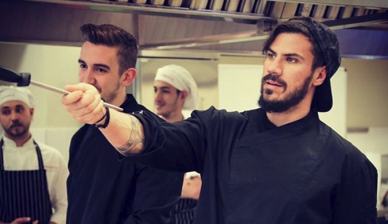 Η συμπεριφορά του Ακη Πετρετζίκη που εξόργισε τον ΣΚΑΪ -Εκτός καναλιού ο σεφ