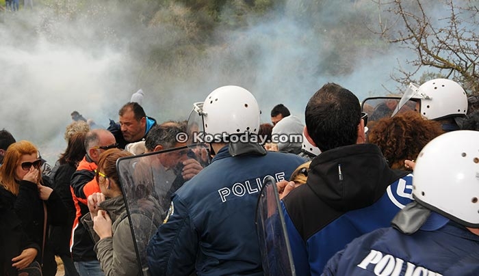 ΕΠΙΘΕΣΗ σε γυναίκες και παιδιά με χρήση δακρυγόνων από τις δυνάμεις των ΜΑΤ (Βίντεο)