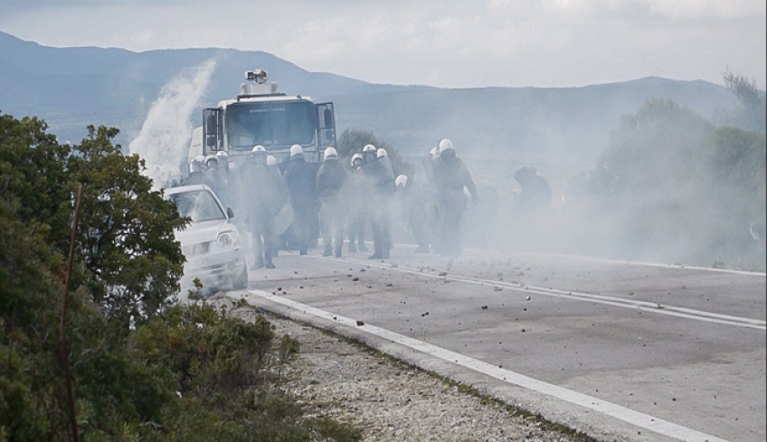 Λέσβος: Άντρες των ΜΑΤ καταστρέφουν αυτοκίνητα ντόπιων