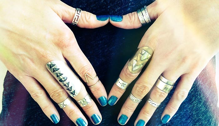 Τα Knuckle Rings είναι στην μόδα εδώ και χρόνια αλλά φέτος κάνουν θραύση