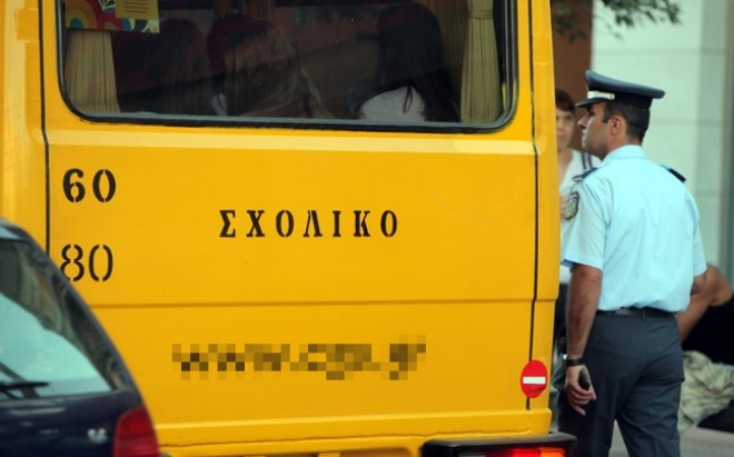 Οδηγός πούλμαν έβαλε 17χρονο μαθητή πίσω από το τιμόνι