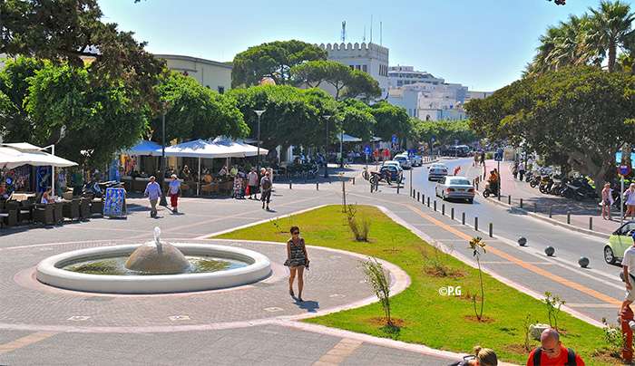 Πλύση οδοστρώματος και πεζοδρομίων κατά μήκος της Ακτής Κουντουριώτη, στο λιμάνι της Κω