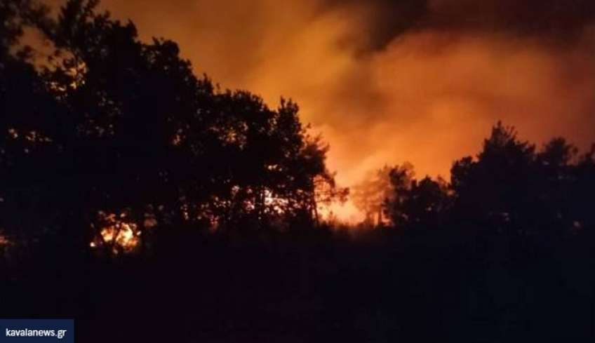 Αναζωπυρώθηκε η φωτιά στη Θάσο - Οι φλόγες έγιναν ορατές μέχρι την Ξάνθη [εικόνες-βίντεο]