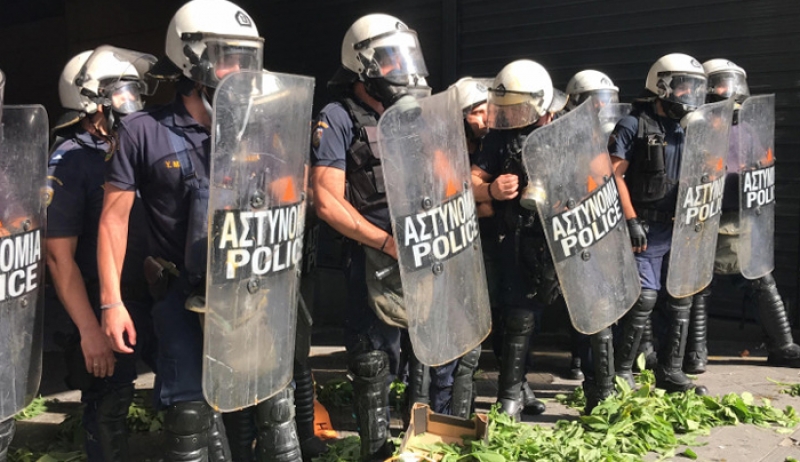 Ενταση στο ΥΠΟΙΚ -Ξύλο, αβγά και χημικά, στη συγκέντρωση της ΠΟΕΔΗΝ [βίντεο]