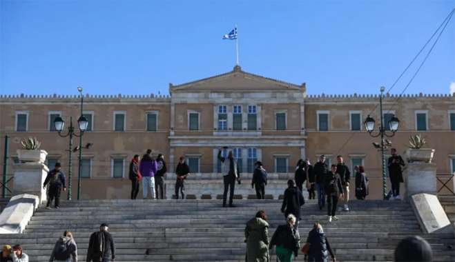 Συνταξιούχοι, ένστολοι, δημόσιοι υπάλληλοι: Οι κερδισμένοι από τον προϋπολογισμό του 2026