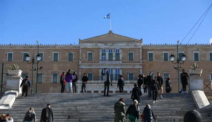 Συνταξιούχοι, ένστολοι, δημόσιοι υπάλληλοι: Οι κερδισμένοι από τον προϋπολογισμό του 2026
