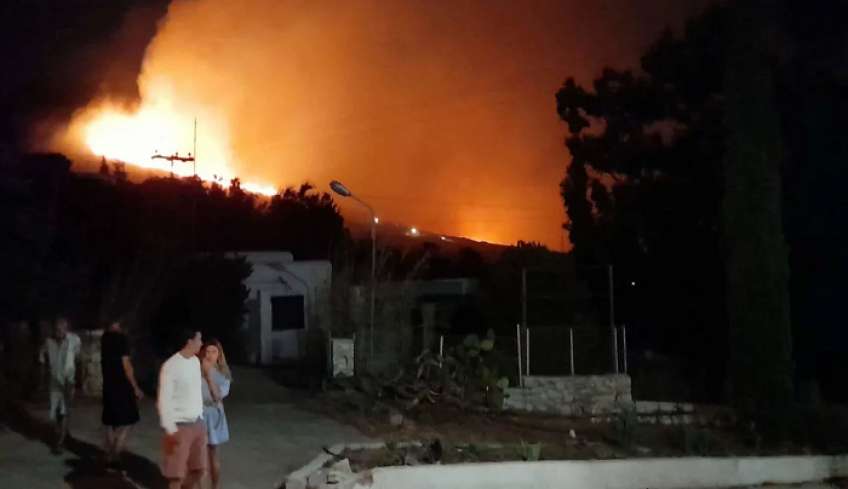 Πάρος: Μεγάλη φωτιά στον Μώλο -Βελτιωμένη η εικόνα, αποφεύχθηκε ο κίνδυνος για το μοναστήρι του Αγ. Αντωνίου