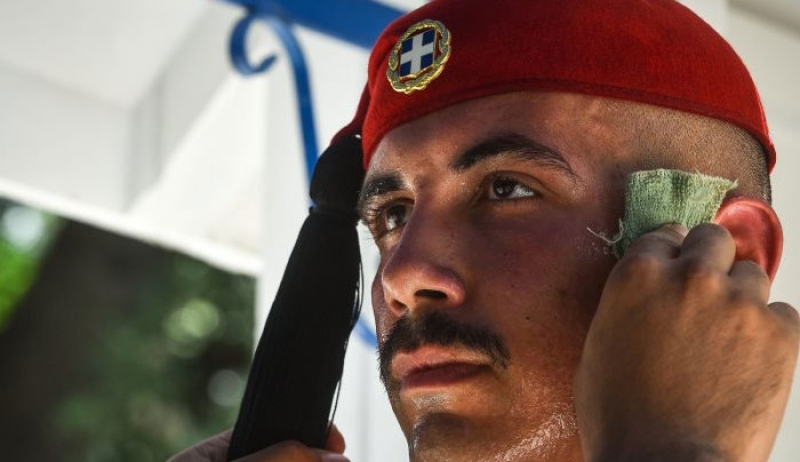 Όταν οι Εύζωνες «λιώνουν» κάτω από την αφόρητη ζέστη (φωτο)