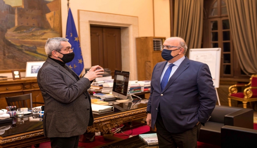 Γ. Χατζημάρκος: Είμαστε η πρώτη Περιφέρεια στην χώρα όπου εισάγονται στις μεταφορές μας τα 9θέσια Τaxi.
