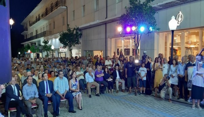 Πλήθος κόσμου στην κεντρική προεκλογική ομιλία του Μάνου Κόνσολα