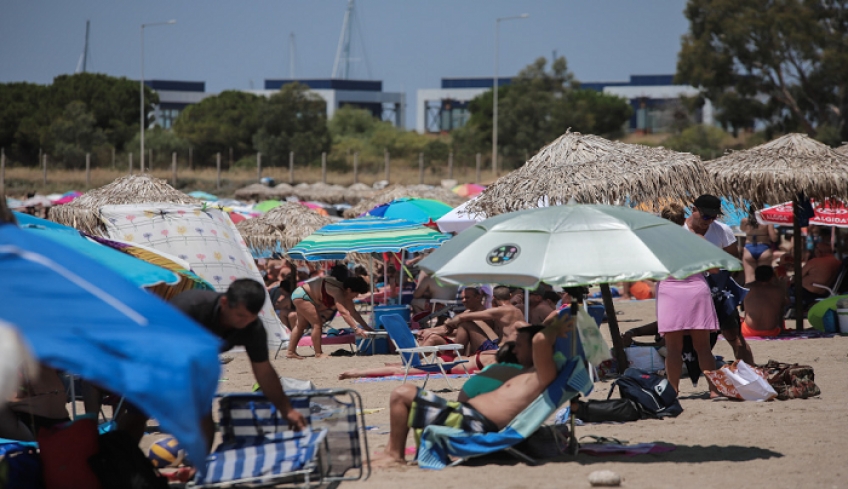 Συνεχείς οι εικόνες συνωστισμού σε πάρτι, αεροδρόμια, λιμάνια, beach bars