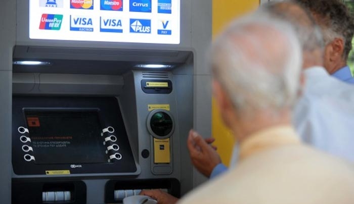 Συντάξεις: Μείωση 5% σε όλους – Δείτε τα νέα ποσά με τον νέο τρόπο υπολογισμού