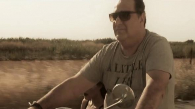 Βασίλης Καρράς: Η μοτοσικλέτα έφτασε - Νέο video clip!
