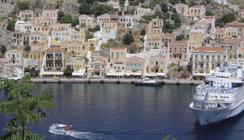 Σύμη 2018: Ο αντιδήμαρχος εκτελεί χρέη τραυματιοφορέα και ο πρόεδρος οδηγού ασθενοφόρου!