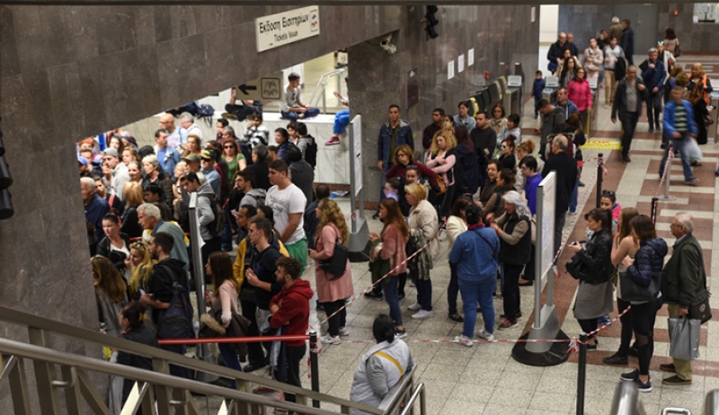 Ατελείωτες ουρές στο μετρό για ένα ηλεκτρονικό εισιτήριό – Χαλασμένα τα μηχανήματα