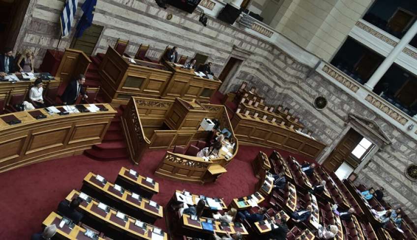 Ψηφίστηκε το νομοσχέδιο για τα μεικτά πληρώματα στο ΕΚΑΒ