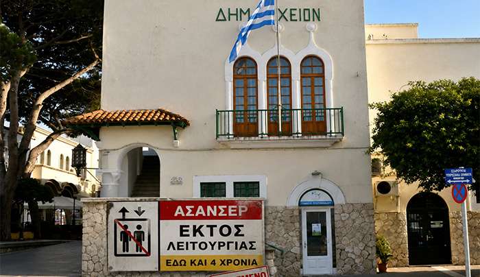 Βασιλης Χαδουλης: Τέσσερα χρόνια ντροπής – Το Δημαρχείο χωρίς ασανσέρ και η προσχηματική «συγγνώμη»