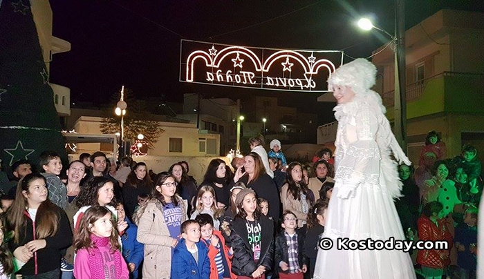 Σε γιορτινή ατμόσφαιρα και με αρκετό κόσμο το άναμμα του δέντρου στην Κέφαλο!  (φωτό)