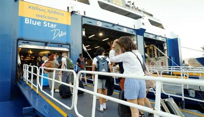 Διακοπές: Με υψηλή πληρότητα αναχωρούν τα πλοία για τα νησιά